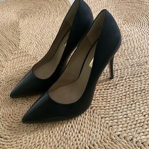 Black pumps size 8